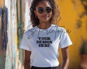 Maquette de t-shirt femme Bella en toile 3001, maquette de t-shirt 3001, t-shirt femme blanc foncé, image lifestyle, maquette extérieure