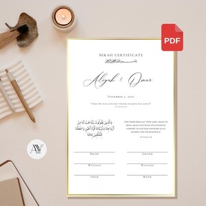 Może przedstawiać: Biały i złoty certyfikat Nikah z tekstem "Nikah Certificate" i "Alyah & Omar" w czarnej kaligrafii. Data "2 listopada 2025" jest wydrukowana pod nazwiskami. Certyfikat zawiera werset z Koranu w języku arabskim i tłumaczenie na język angielski.