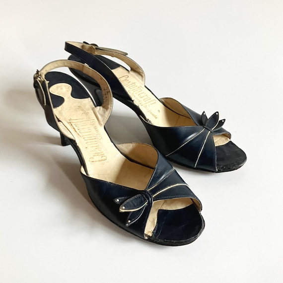 Vintage 40’s / 50’s navy blue leather peep toe he… - image 1