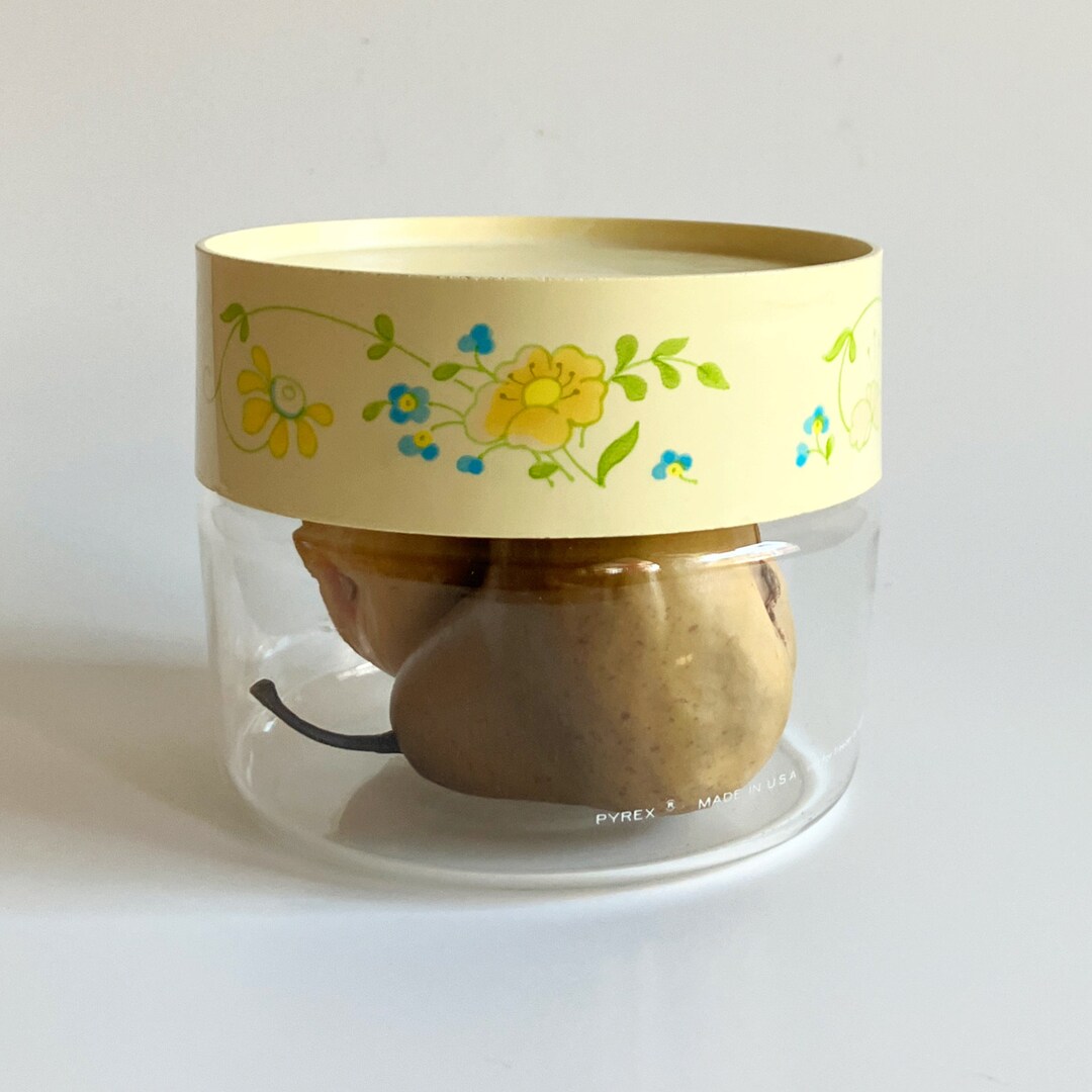 Using a plastic lidded pyrex basin to make christmas pudding