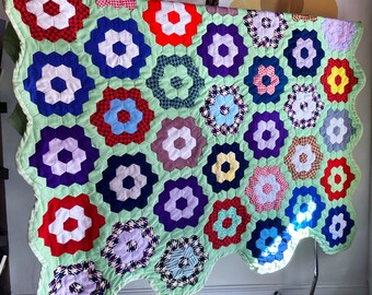 Vintage 1960’s handmade ‘grandmother’s flower garden’ pattern quilt Mcm grandmas handsewn retro green hexagon full