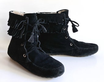 Vintage Y2K black suede leather Minnetonka mid calf lace up boots with fleece lining Size 9 women’s moccasins