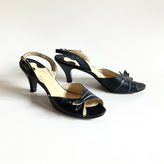 Vintage 40’s / 50’s navy blue leather peep toe he… - image 3