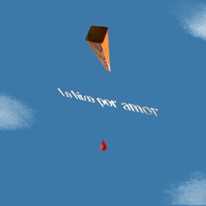 Könnte beinhalten: Ein roter Blutstropfen fällt von einem Holzbrett vor einem blauen Himmel mit weißen Wolken. Die Worte "lo hizo por amor" sind in silbernen Buchstaben geschrieben.