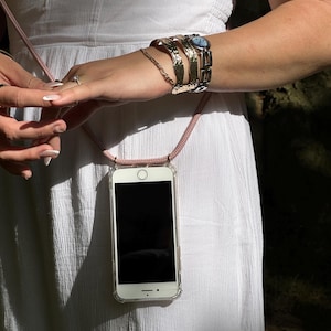 IPhone Phonecase with Chain in many Colors – Phone Case with Strap for Carrying