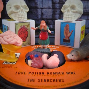 Bedelia bygger en bättre pojkvän — originalt, specialinramat surrealistiskt fotografi av John Purlia