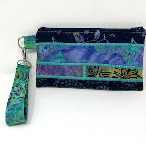 Bolso de mano acolchado con batik de colores brillantes