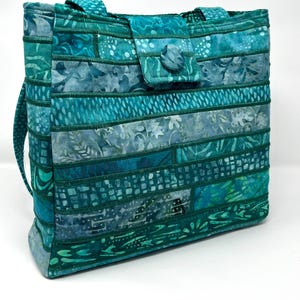 Cartera grande de batik en tela de color verde esmeralda claro y verde azulado