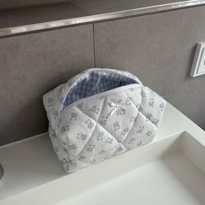 Handgemachte Kosmetiktasche weiß blau Teddybär Schminktasche kariert & gesteppt Make-up-Tasche/Nécessaire Toilettentasche Mäppchen Geschenk