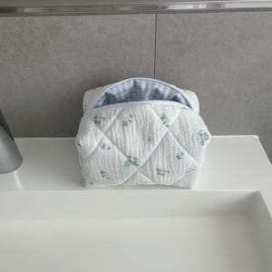 Handgemachte Kosmetiktasche weiß blau Schminktasche mit Blumenmuster & kariert, gesteppt Make-up-Täschchen/Nécessaire/Mäppchen Geschenkidee