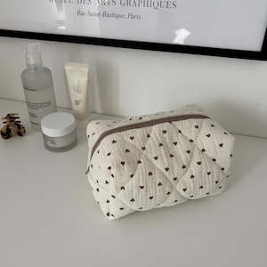 Borsa cosmetica fatta a mano color crema con cuori, borsa per il trucco a quadri e trapuntata, astuccio portapenne, necessario, regalo per lei