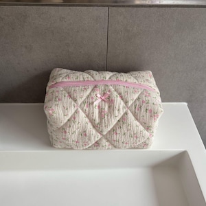 Handgemachte Kosmetiktasche Make-up Tasche gesteppt rosa creme mit Blumen Nécessaire Mäppchen Kulturtasche Geschenk für Frauen