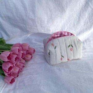 Handgemachte Kosmetiktasche rosa pink Schminktasche kariert mit Tulpen Make-up-Tasche Mäppchen gesteppt Toilettentasche Geschenk für Frauen