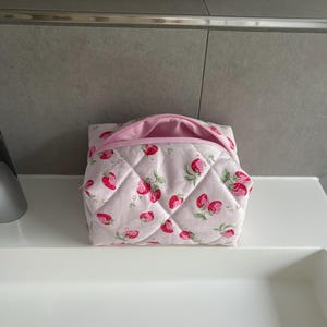 Handgemachte Kosmetiktasche rosa Schminktasche pink kariert mit Erdbeeren gestepptes Mäppchen Make-up-Tasche Toilettentasche Geschenk Frauen