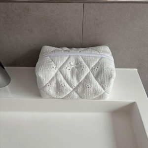 Handgemachte Kosmetiktasche weiß Schminktasche aus Musselin mit Stickerei & Schleife gestepptes Mäppchen Make-up-Tasche Nécessaire Geschenk