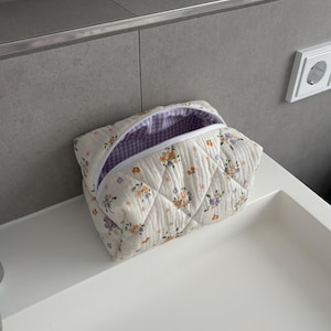 Handgemachte Kosmetiktasche creme weiß mit Blumen Schminktasche lila kariert  gestepptes Mäppchen Make-up-Tasche Toilettentasche Geschenk