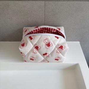 Handgemachte Kosmetiktasche weiß mit Kirschen, Erdbeeren & Teddybären rot kariert Schminktasche Mäppchen Make-up-Tasche Geschenk für Frauen
