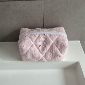 Borsa cosmetica rosa fatta a mano in mussola Borsa per il trucco ricamata a quadri e trapuntata Borsa per il trucco Astuccio per matite Nécessaire Regalo per lei