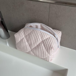 Handmade cosmetic bag white pink made of waffle fabric Quilted pencil case Make-up bag Makeup bag Toiletry bag Nécessaire Gift