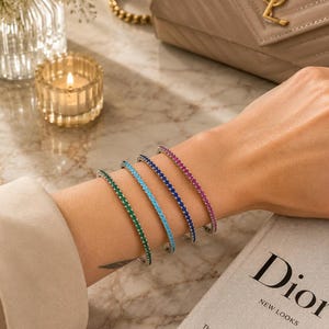 18 kt gouden armband met smaragd-, robijn- en saffierstenen • Stapelbare tennisarmband