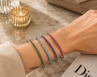 18 kt gouden armband met smaragd-, robijn- en saffierstenen • Stapelbare tennisarmband