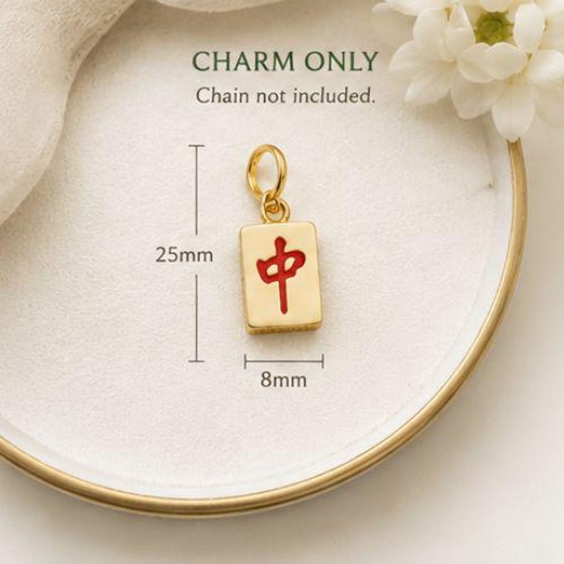 Op de afbeelding: Een goudkleurige, rechthoekige bedel met een rood Chinees karakter en een oogje aan de bovenkant. De bedel is 25 mm hoog en 8 mm breed. De tekst op de afbeelding luidt: CHARM ONLY, Chain not included, 25mm, 8mm.