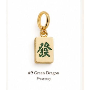Op de afbeelding: Een goudkleurige rechthoekige hanger met een groen gegraveerd Chinees karakter dat de Groene Draak mahjongtegel voorstelt. De hanger is voorzien van een ronde ring aan de bovenkant. Onder de hanger staat de tekst #9 Green Dragon Prosperity.