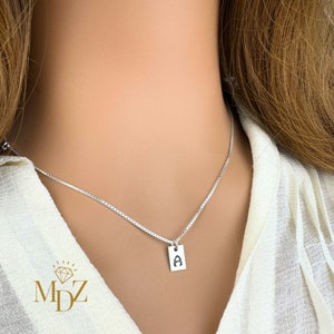 Collar minimalista rectangular con inicial: colgante personalizado de plata de ley con letras grabadas, delicado collar de barra para regalos de dama de honor NPSSR002