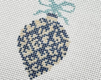 Adorno de lienzo de tapicería pintado a mano Blue Etoille de 10 cm (4") y 13 mallas, adorno navideño azul y blanco de tapicería.