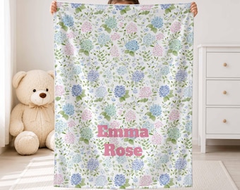 Deken met hortensia-naam (dubbelzijdig bedrukt), decoratie voor meisjeskamer, preppy kustdeken, roze en blauwe bloemen deken op maat, kraamcadeau, welkom