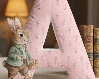 Kussen met initialen, roze decoratie voor de babykamer van een meisje, konijnenkussen, cottagecore babykamer, kussen met letter, cadeau voor de eerste verjaardag, kraamcadeau