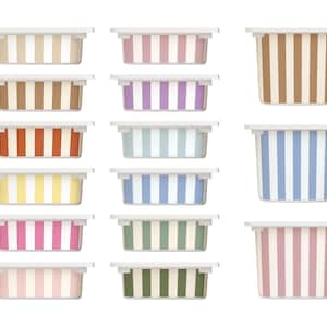 Könnte beinhalten: Eine Sammlung rechteckiger Aufbewahrungsbehälter mit Deckeln, die jeweils vertikale Streifen in verschiedenen Farben aufweisen, darunter Rosa, Blau, Grün und Gelb. Die Behälter sind in Reihen und Spalten angeordnet und zeigen eine Vielzahl von Farbkombinationen.