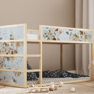 Può includere: Un letto a castello in legno con un design a mappa del mondo che presenta animali e piante. Il letto ha una finitura in legno chiaro e un materasso bianco.