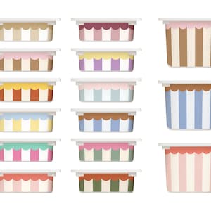 Op de afbeelding: Een verzameling kleurrijke, gestreepte containers met geschulpte randen. De containers hebben verschillende kleurencombinaties, waaronder bruin, roze, geel, blauw en groen. Het ontwerp doet denken aan een circus- of kermisthema.