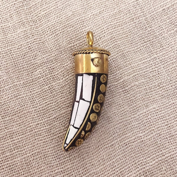 Pendentif Tusk en laiton tibétain blanc, breloque corne indienne avec pierre mosaïque