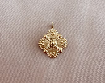 Colgante de medalla boho de oro de flores, encanto de moneda floral boho, medallón texturizado para la fabricación de joyas