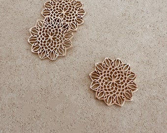 Colgante de mandala floral de oro boho, encanto de medalla étnica redonda de filigrana de flor geométrica, suministro de latón chapado en oro de 18 k para la fabricación de joyas