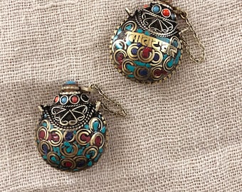 Bouteille tibétaine artisanale en turquoise et rouge, fiole amulette en laiton / pendentif à priser, bijoux spirituels indiens bohèmes avec pierres de mosaïque