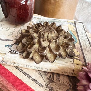 Antik fransk rosett gardinstångsände, stor blommande gyllene gjuten knopp, rustik fransk vintage förgylld brons ornament för heminredning