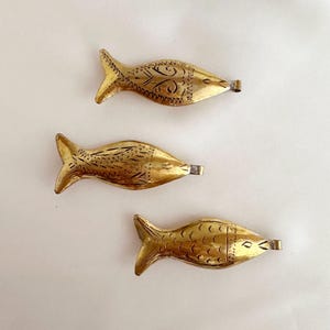 Ambachtelijke Marokkaanse gegraveerde messing vishanger, handgemaakte vintage berberbedel