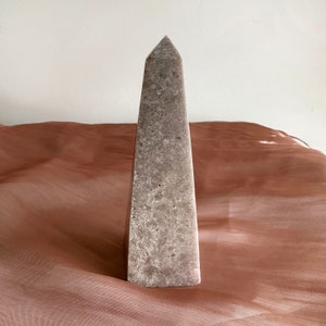 ピンクアメジストオベリスクタワー - モーブパープルクリスタル宝石ワンド（ホームデコレーション用） - コレクター向けドゥルーズクラスター鉱物標本宝石