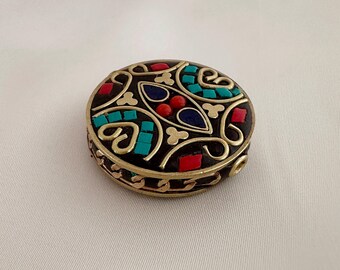 Handgefertigte Flache Runde Tibetische Messingperle - Boho Nepal Mosaik Stein Tribal Connector 17 mm