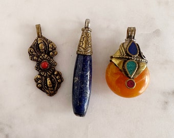 Lot de 3 pendentifs anciens artisanaux en laiton tibétain avec pierres, breloque ethnique bohème et lapis-lazuli pour la fabrication de bijoux bohèmes