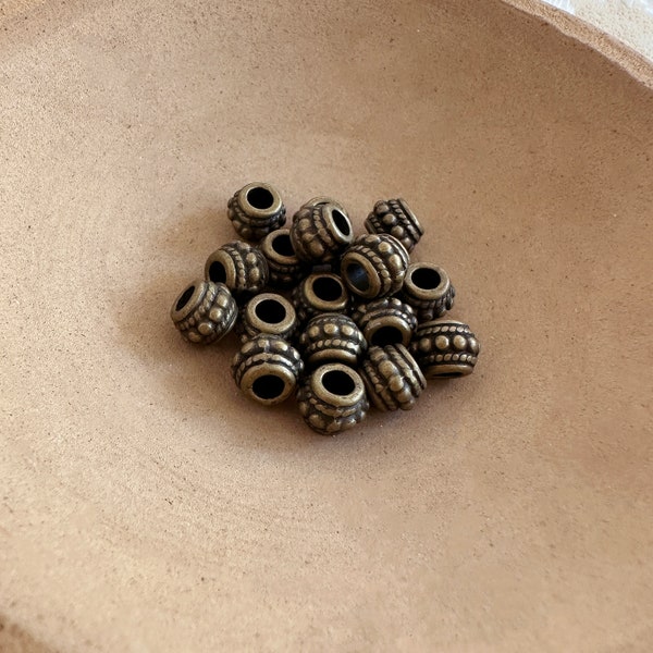 Antike Bronze 8mm texturierte Boho Perlen x 10, große Loch ethnische oxidierte Metall Spacer Zubehoer für die Schmuckherstellung, 10er Set