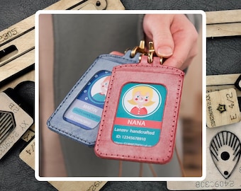 Peut inclure: Deux porte-badges en cuir avec une bordure cousue. Le porte-badge bleu porte le nom "MARTIN" et le porte-badge rouge porte le nom "NANA" avec le texte "Lanzev handcrafted ID: 12345678910".
