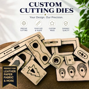 Pode incluir: Uma coleção de matrizes de corte de madeira personalizadas em várias formas e tamanhos. A imagem inclui o texto "Custom Cutting Dies" e "Perfect for Leather, Paper, Fabric & More."