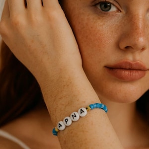 Bunte Perlenarmbänder in loser Schüttung, personalisierte Geschenke für Freunde, kundenspezifischer Perlenschmuck, perfektes Geschenk für Sammelbestellungen, einzigartige kundenspezifische Armbänder
