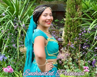 Disfraz de princesa árabe inspirado en Jazmín, top de terciopelo verde.