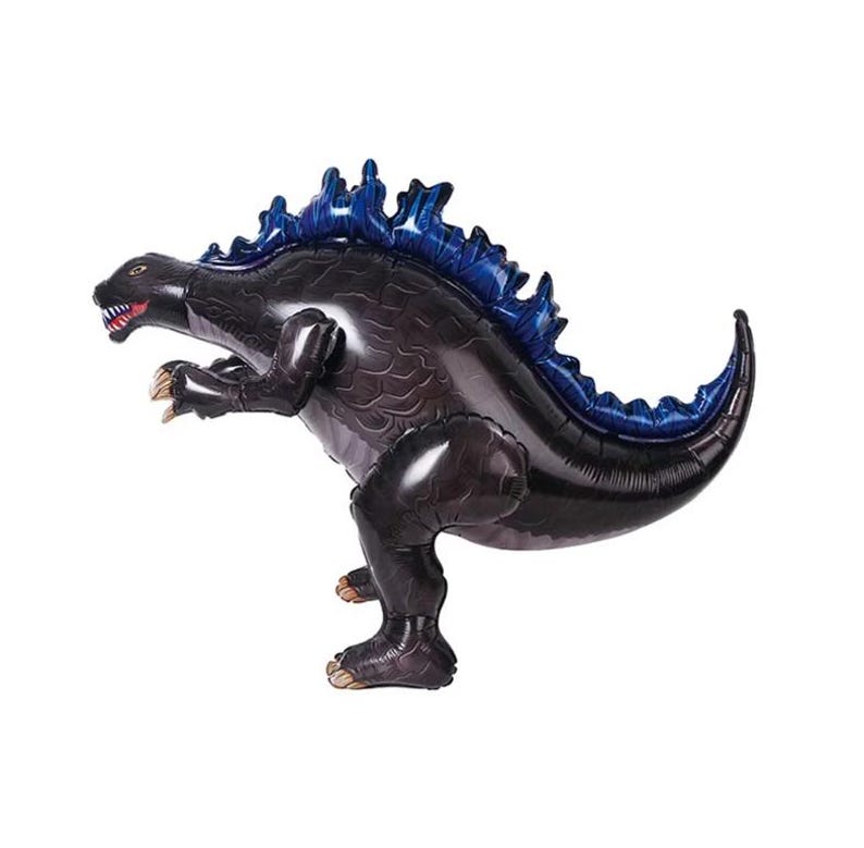 Op de afbeelding: Een zwarte opblaasbare dinosaurus met blauwe stekels op zijn rug. De dinosaurus staat op zijn achterpoten met zijn staart opgerold.