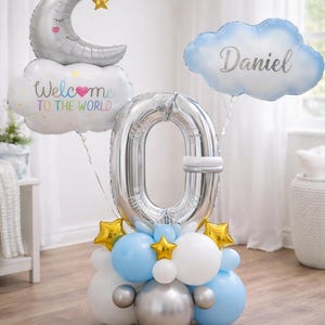 Puede incluir: Una taza de cerámica blanca con un asa negra y el texto "But First, Coffee" en negro y negrita. La taza está sobre una superficie blanca. La taza mide aproximadamente 10 cm de alto.